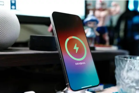 北大镇苹果15换屏服务分享用什么充电器给iPhone15充电更好 